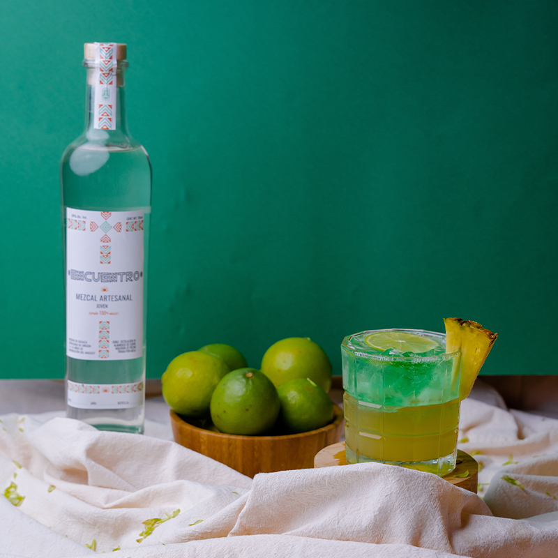 Coctelería con mezcal con licor de melón, piña, limón y miel de agave